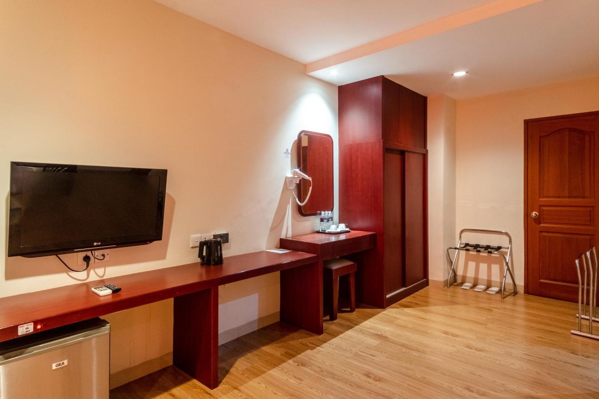 Lovina Inn - Nagoya Batam Экстерьер фото