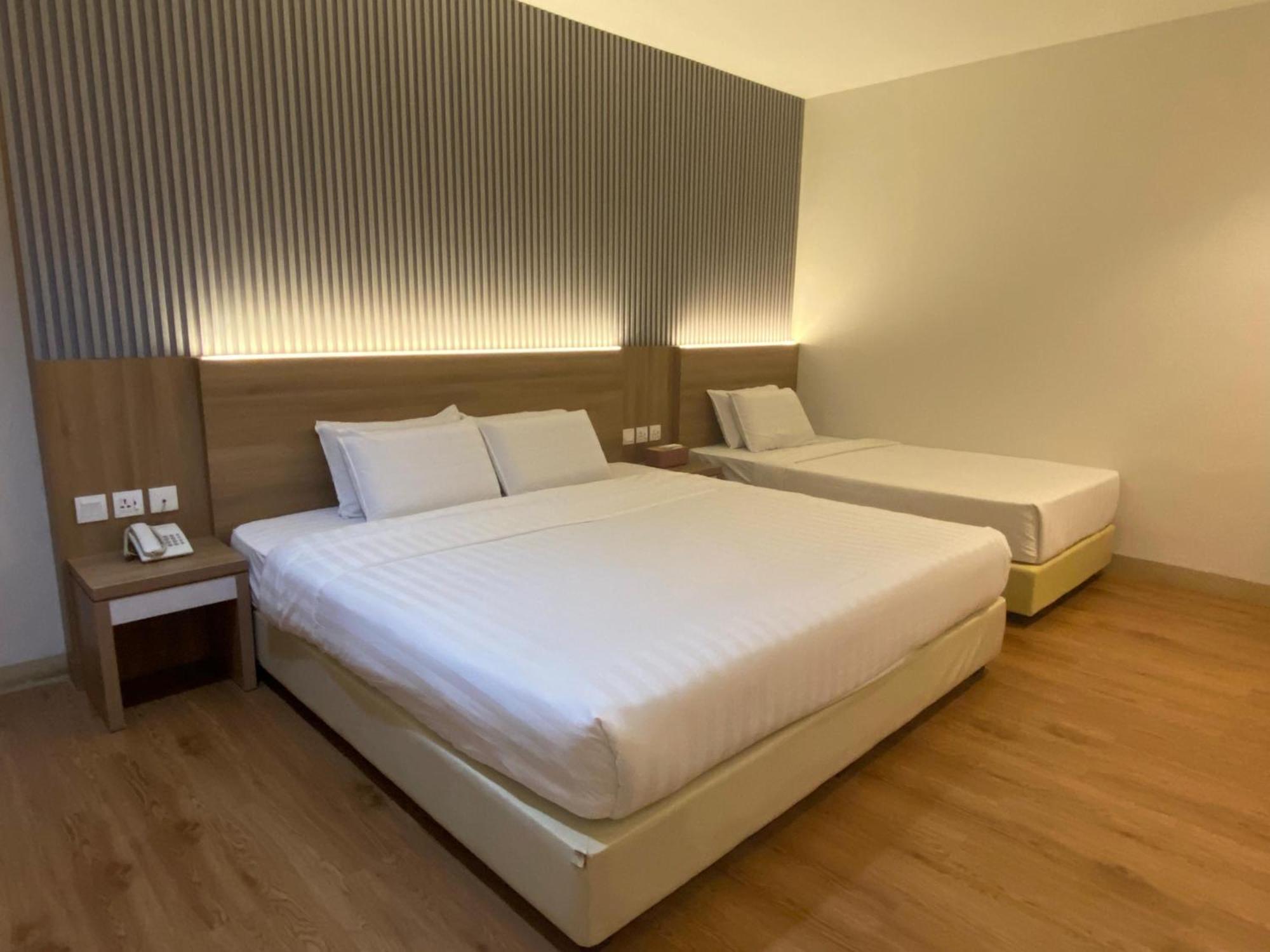 Lovina Inn - Nagoya Batam Экстерьер фото
