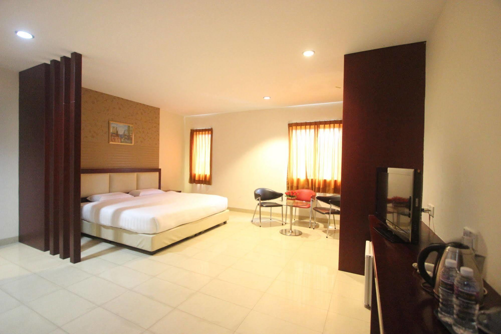 Lovina Inn - Nagoya Batam Экстерьер фото
