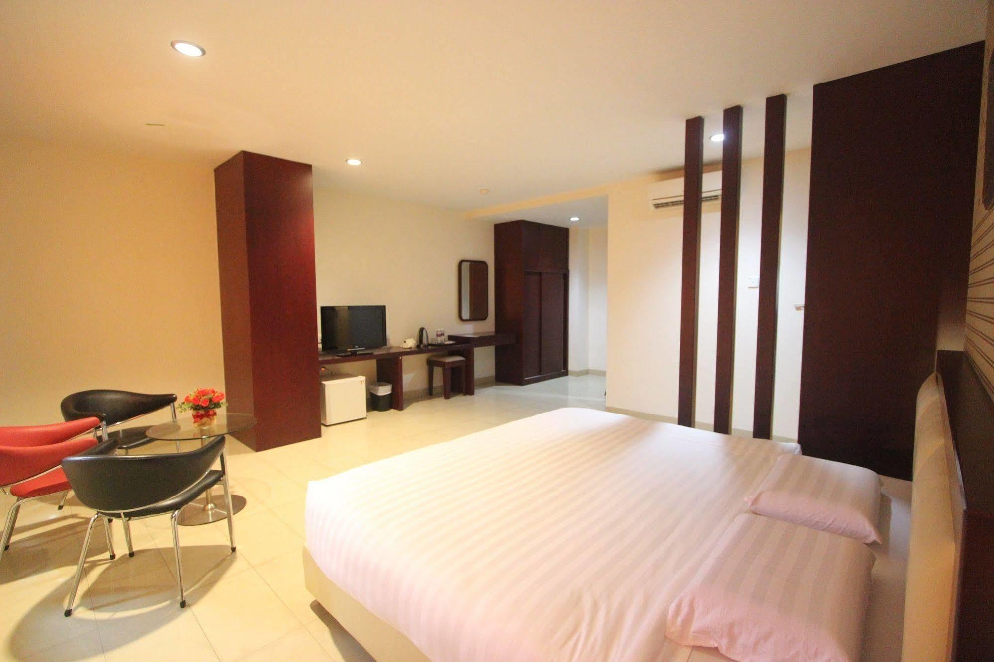 Lovina Inn - Nagoya Batam Экстерьер фото